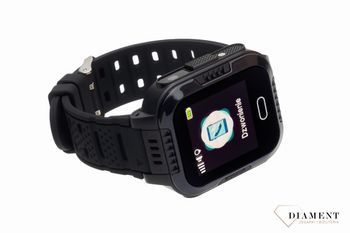 Smartwatch dla dzieci Kids Fly RT czarny to nowoczesny lokalizator GPS z kartą sim i przyciskiem SOS. Posiada funkcje lokalizacji na mapie, funkcje telefonu komórkowego oraz szereg innych funkcji, dzięki którym mamy większ (2).jpg